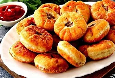 Беляши на сковородку выкладываю ложкой. Готовятся быстро и получаются мягкими, как у бабушки