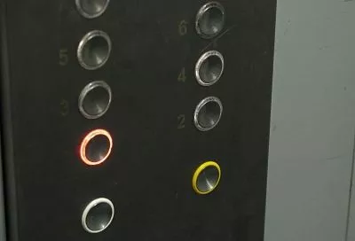 Лифт с женщиной внутри сорвался в краснодарской многоэтажке