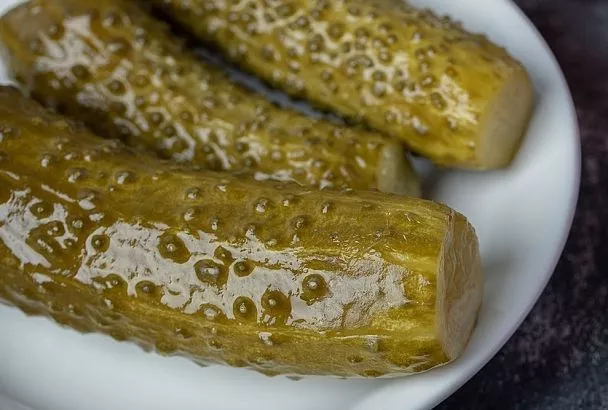 Делаем огурцы в томатной заливке: рецепт с томатной пастой, который вы пропустили