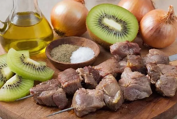 Маринад с киви для любого мяса: добавил фрукт — и тающее во рту мясо за 30 минут