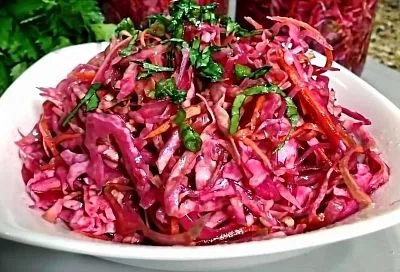 Салат «Кремлёвский»: залил овощи маринадом — через сутки яркая, хрустящая закуска на столе