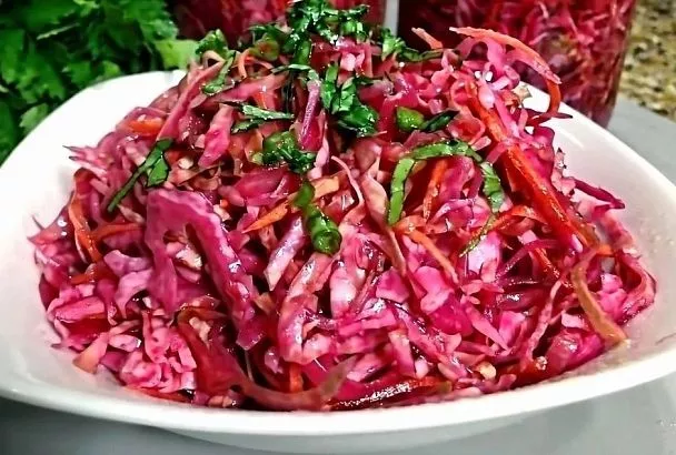 Салат «Кремлёвский»: залил овощи маринадом — через сутки яркая, хрустящая закуска на столе