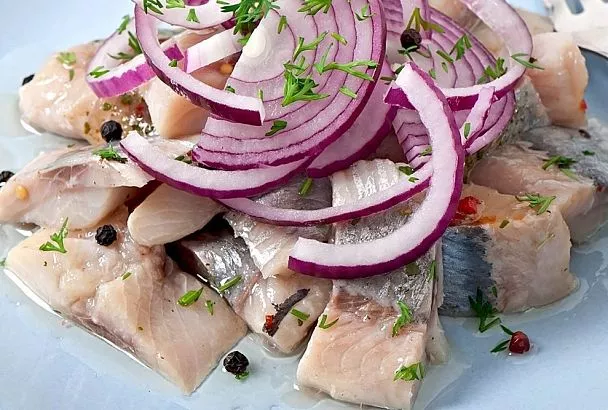 Ваша печень требует селедку: почему гастроэнтеролог советует есть именно эту рыбу