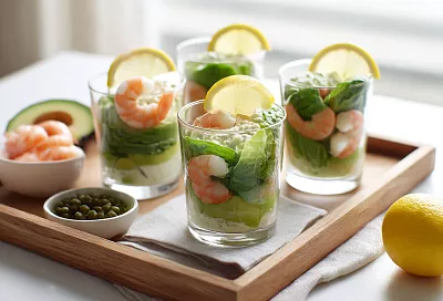 Креветочные веррины с авокадо и соусом к морепродуктам: нарядная закуска за 15 минут