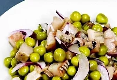 Смешал селедку с зеленым горошком. Ну очень вкусный салат и всего за 5 минут!