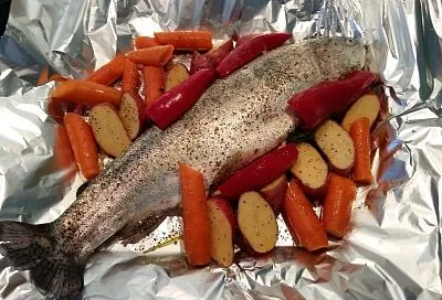 На приготовление главного праздничного блюда - запеченной форели не трачу много времени и сил - выкладываю все продукты в фольгу и через час можно встречать новый год!