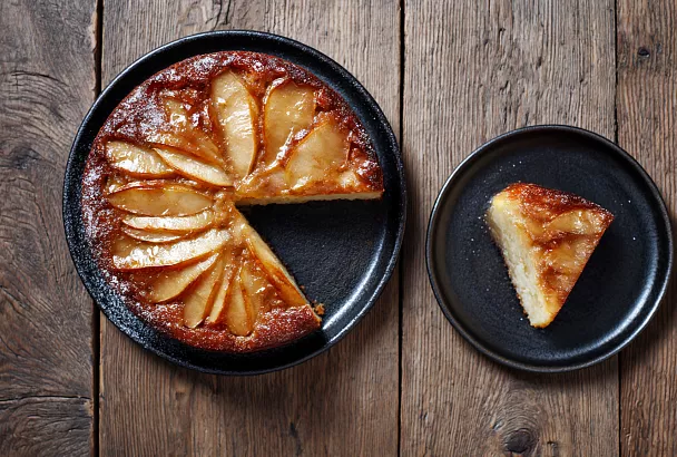 Перевёрнутый яблочный пирог на йогурте: 10 минут работы, а результат как в кафе