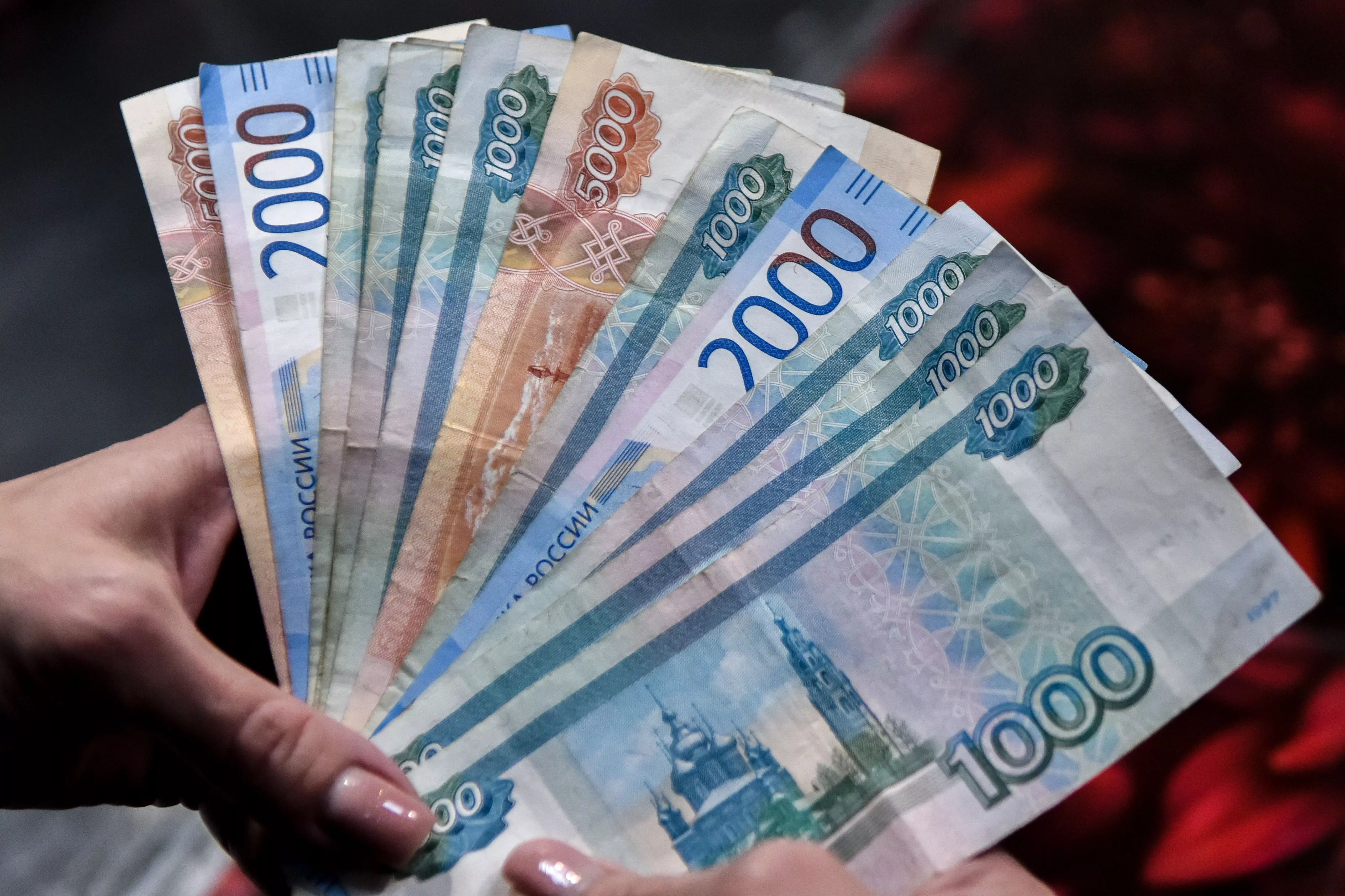 13 регионов России вышли за отметку в 100 тысяч рублей по средней зарплате