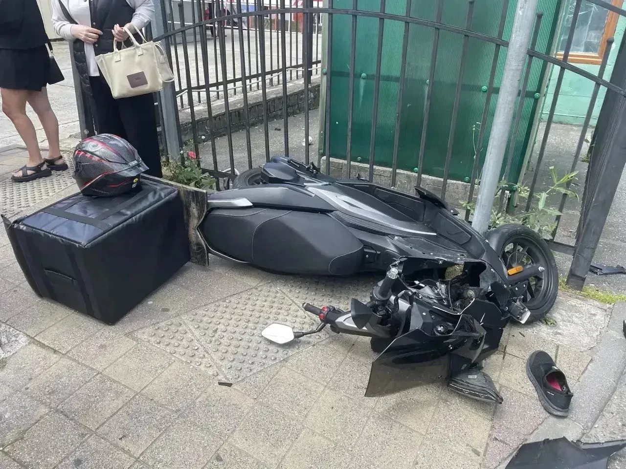 В Сочи подросток на мопеде сбил двоих пешеходов
