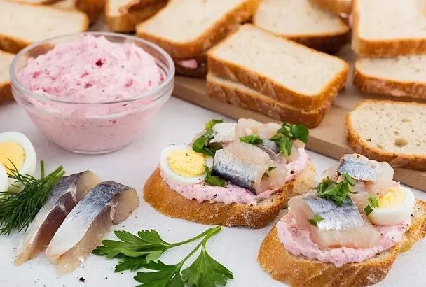 Бутерброды "Селедка на шубе" сметаются первыми - быстрый и простой рецепт для праздника