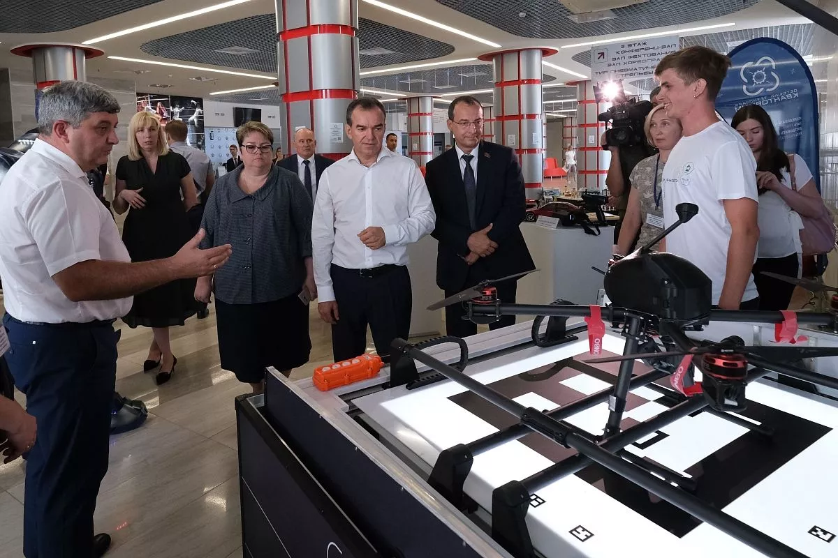 В педсовете приняли участие губернатор Кубани Вениамин Кондратьев и председатель ЗСК Юрий Бурлачко. Заседание вела вице-губернтаторАнна Минькова. В педсовете приняли участие губернатор Кубани Вениамин Кондратьев и председатель ЗСК Юрий Бурлачко. Заседание вела вице-губернтаторАнна Минькова.