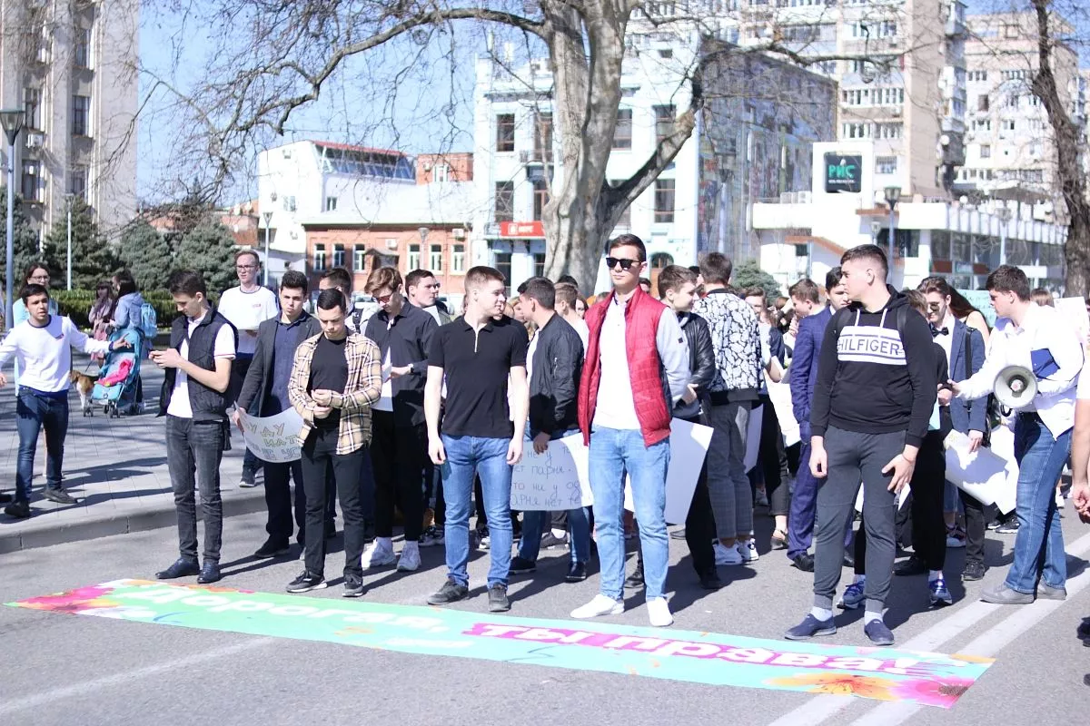 Во время шествия по улице Красной юноши дарили девушкам цветы и свои улыбки