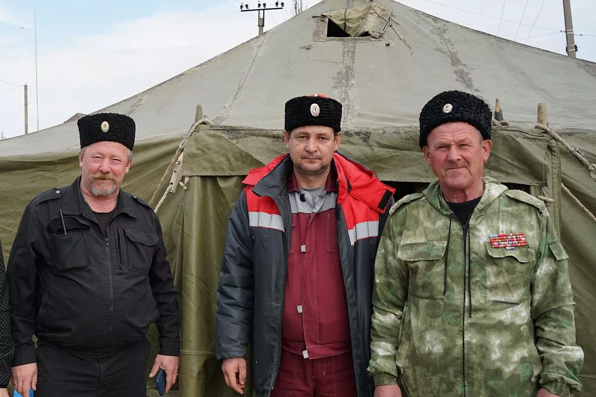 Казаки Варениковского СКО Вадим Волков, Владимир Бердюгин, Олег Николенко. Казаки Варениковского СКО Вадим Волков, Владимир Бердюгин, Олег Николенко.