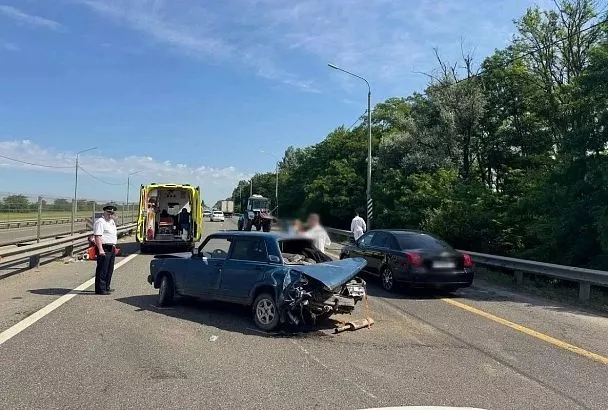 Двух человек увезли в больницу с места жесткого ДТП на Восточном обходе Краснодара