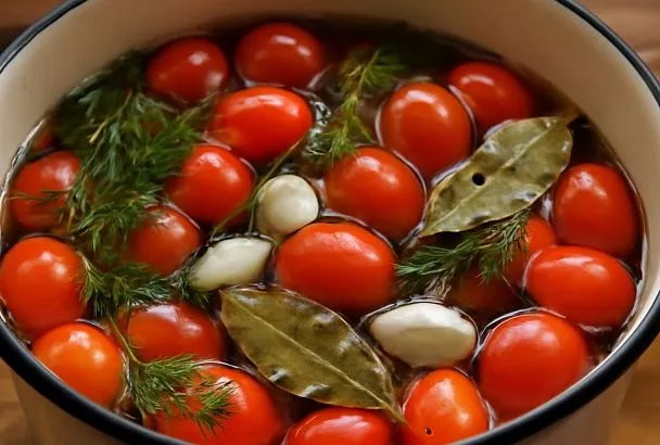 Малосолим помидоры в кастрюле: одна ночь — и эта в меру пряная закуска сметается со стола