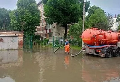 155 участков дорог подтопил ливень в Краснодаре. Откачка воды продолжается