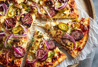 Пицца на кефире «спасение за 25 минут»: тонкая, хрустящая, из того, что в холодильнике