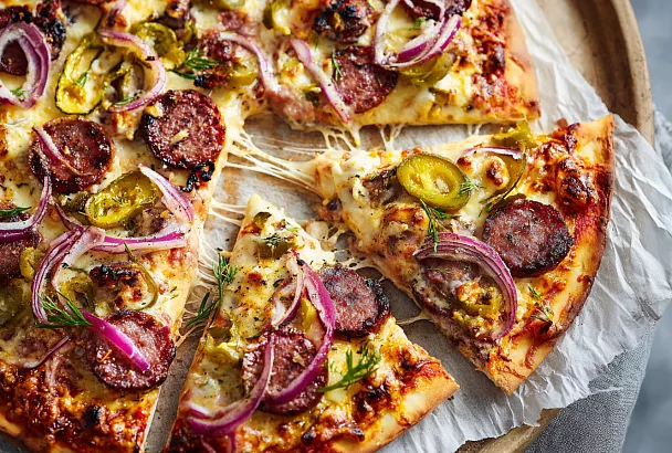 Пицца на кефире «спасение за 25 минут»: тонкая, хрустящая, из того, что в холодильнике