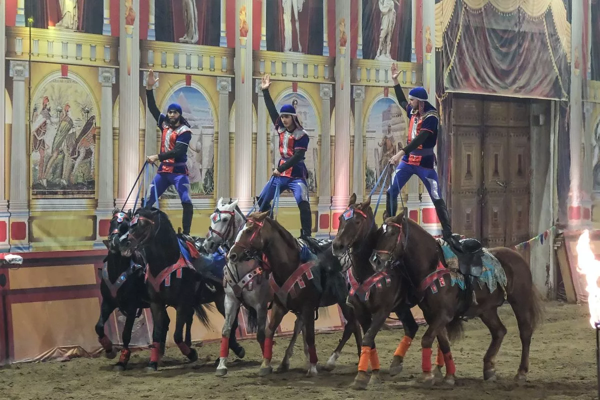 В таких трюках наездникам важно держать идеальный баланс. 