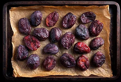 Вяленая слива с чесноком и травами: пикантная заготовка на зиму