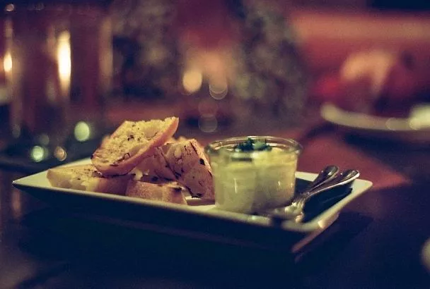 С легендарным мексиканским соусом гуакамоле: повар из ресторана рассказал, как готовить простые бутерброды, которые станут хитом праздничного стола