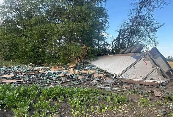 Водитель опрокинувшегося грузовика погиб на трассе в Краснодарском крае