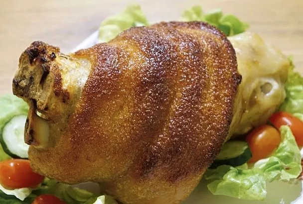 Когда хочется съесть чего-то вкусного и очень сытного, запекаю в духовке свиную рульку с картошкой 