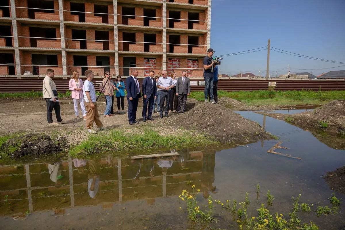 Южно-Кубанского сельского поселения пообещал, что проблема с подтоплением полей вблизи школы будет полностью решена до 1 ноября 2024 года. Южно-Кубанского сельского поселения пообещал, что проблема с подтоплением полей вблизи школы будет полностью решена до 1 ноября 2024 года.