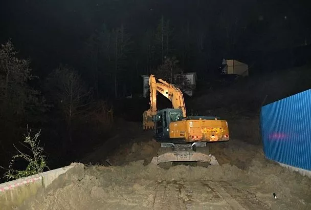 Движение двух оползней в Сочи продолжается, но угрозы для жителей нет 