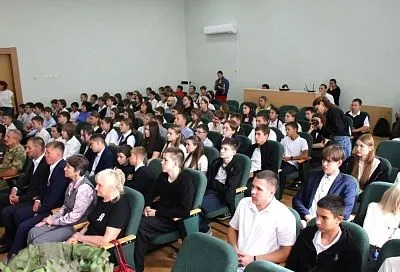 Герои своего времени: в Калининском районе обсудили поддержку ветеранов СВО и патриотическое воспитание