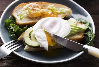 Идеальное яйцо пашот: лайфхак с кружкой для безупречного результата