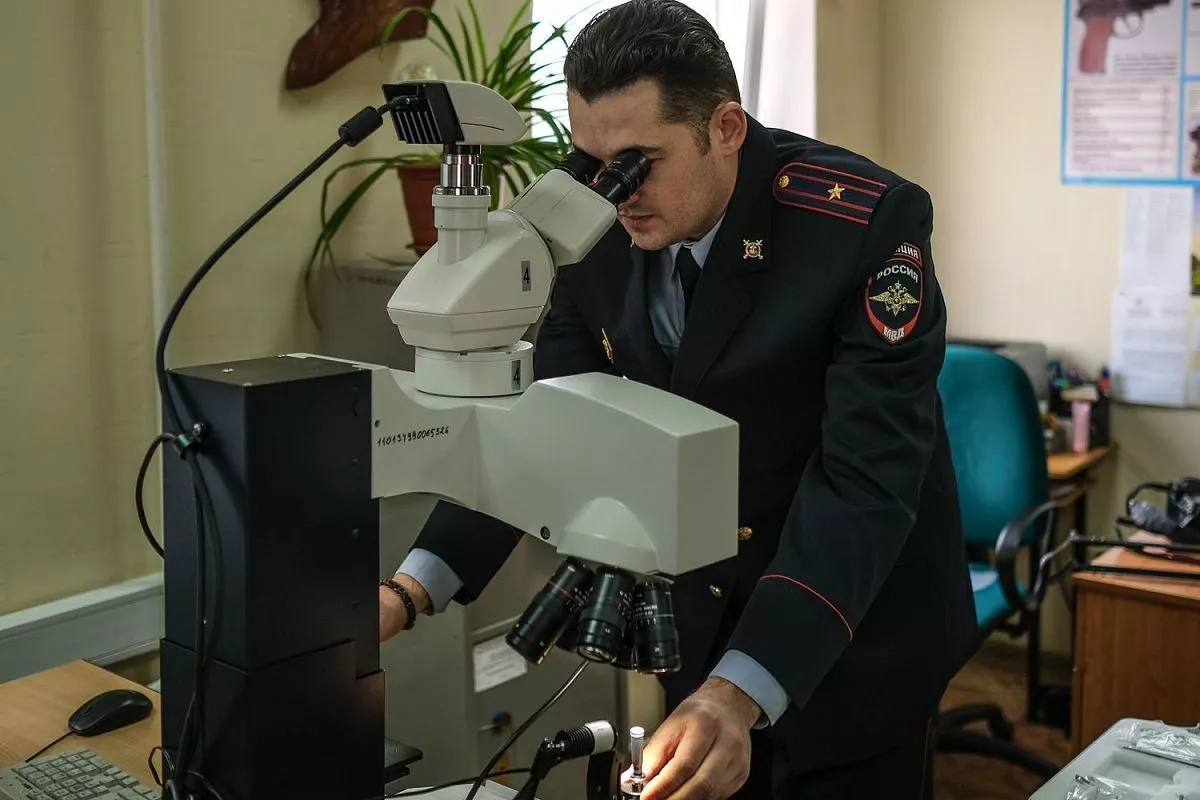 Кубанские эксперты-криминалисты выполняют более 40 тысяч экспертиз и около 12 тысяч исследований вещественных доказательств в год, более 90% из них помогают расследованию преступлений.