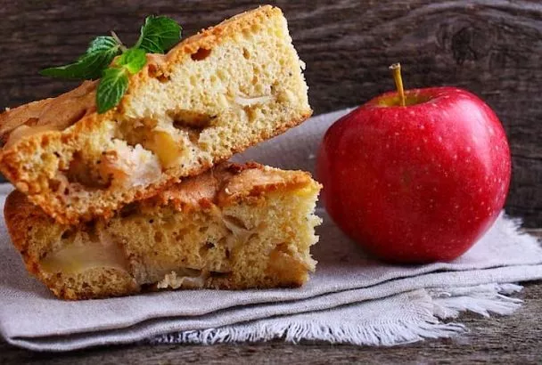 Рецепт идеально влажной шарлотки с яблоками и манкой, которая просто тает во рту