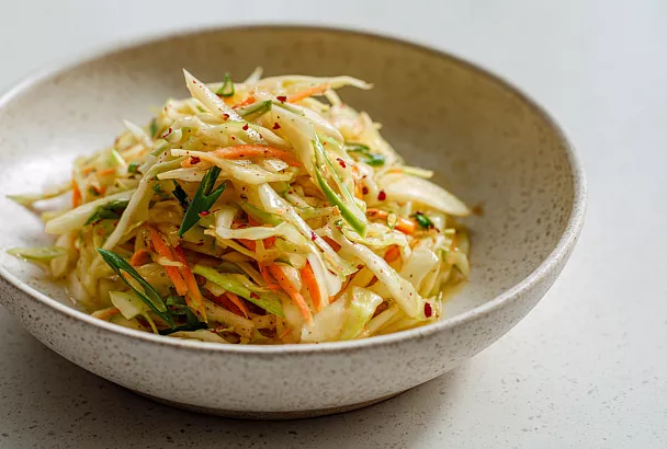 Салат из капусты и яблока: лёгкий, бодрящий, «на каждый день»