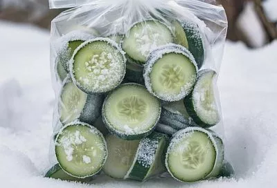 Заморозьте огурцы на зиму для идеального салата: хрустальные ломтики лета