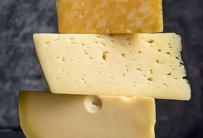 Более центнера санкционных сыров и мясных деликатесов уничтожили в Краснодаре 