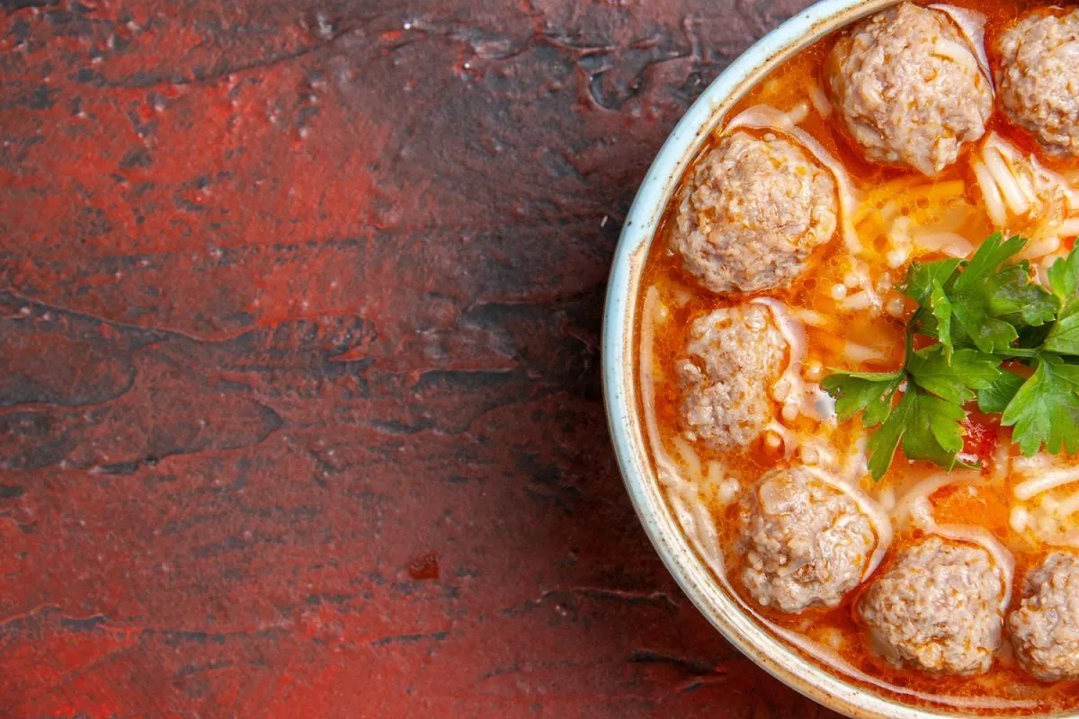 Ни один ребенок голодным не останется: нежные, как детском садике, мясные тефтельки с подливкой