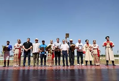 Вениамин Кондратьев наградил победителей скачек на Кубок губернатора Краснодарского края