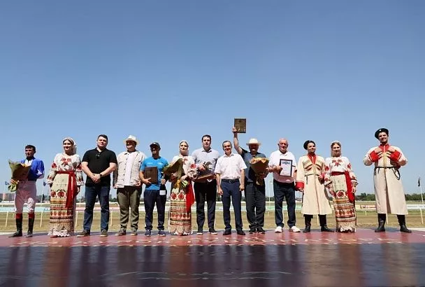 Вениамин Кондратьев наградил победителей скачек на Кубок губернатора Краснодарского края