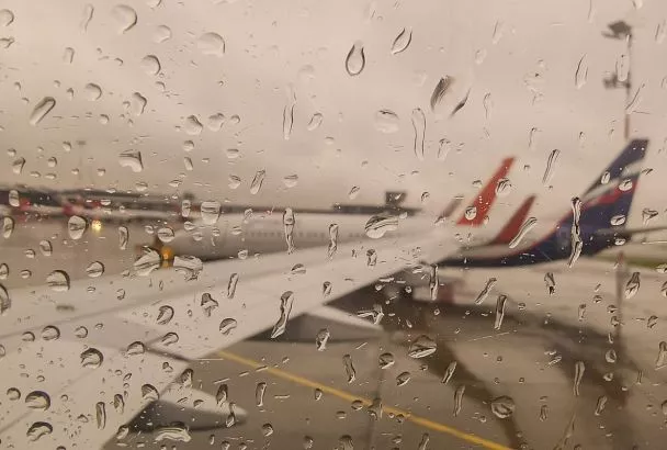 В самолет Красноярск - Сочи врезался телетрап в аэропорту