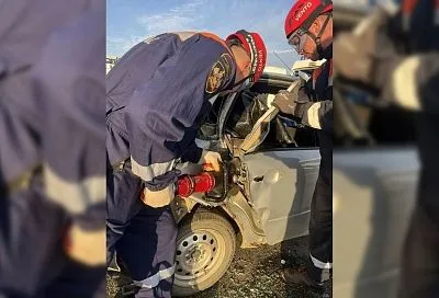 Спасатели «вырезали» водителя из искореженной в ДТП легковушки на Кубани