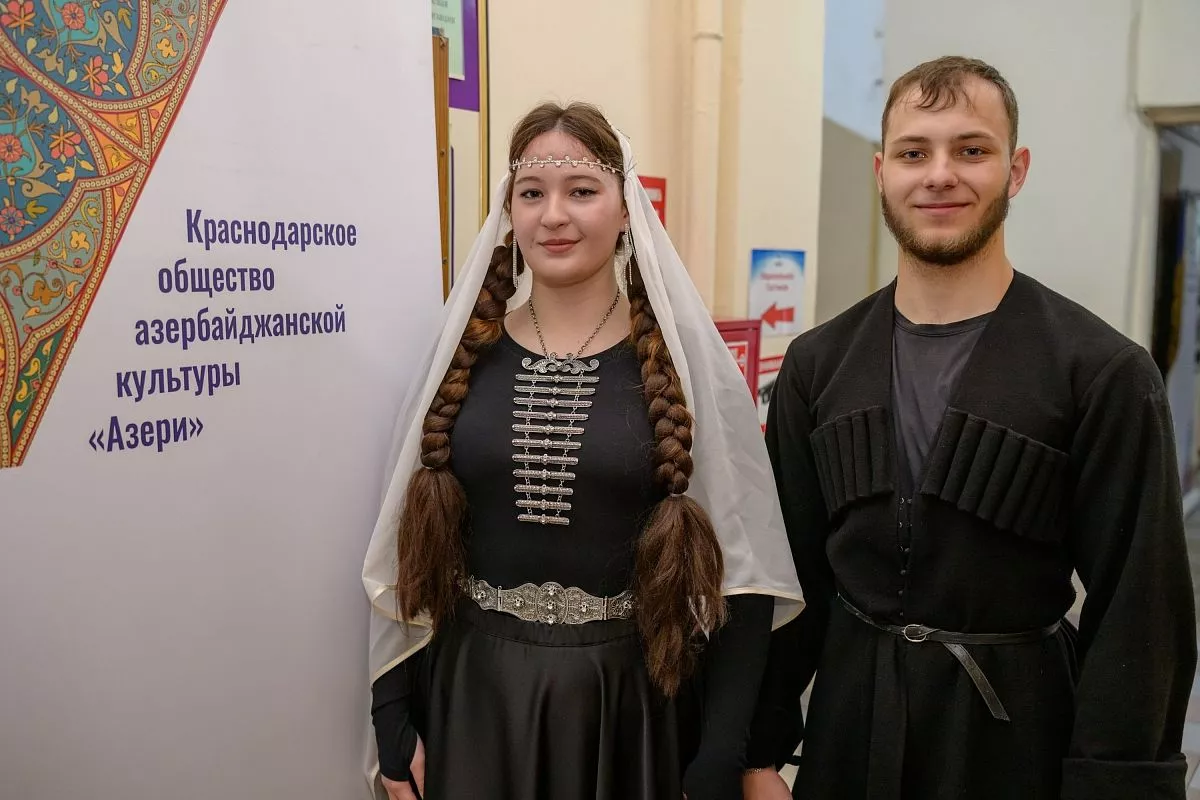 Стенд общества азербайджанской культуры «Азери» привлекал особое внимание посетителей.