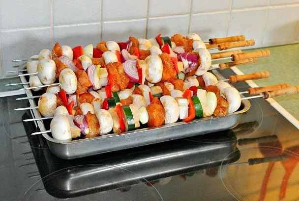 Не бойтесь экспериментов! Эти продукты только добавят вкуса и аромата вашему шашлыку