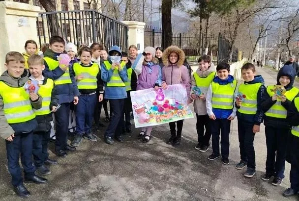 В Новороссийске юные инспекторы движения поздравили женщин-водителей с Международным женским днём