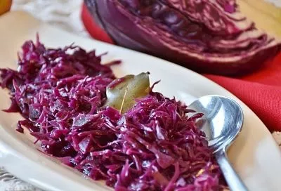 Свекровь передала новый рецепт маринованной красной капусты, так теперь эта закуска не переводится в нашем доме