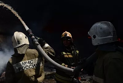 Площадь пожара после ночной атаки БПЛА в порту Темрюка увеличилась