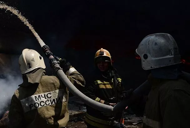 Площадь пожара после ночной атаки БПЛА в порту Темрюка увеличилась