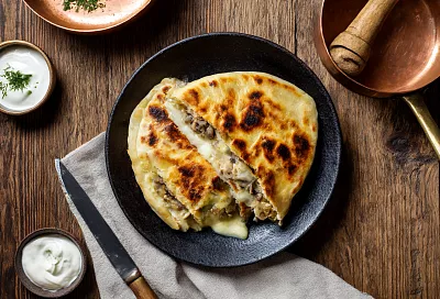 Лепёшки с курицей, грибами и сыром на кефирном тесте