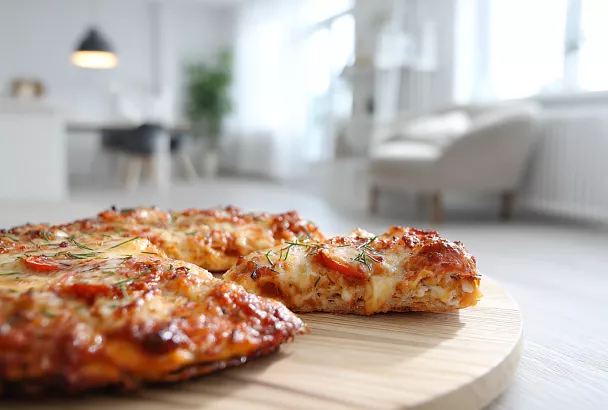 Пицца из куриного фарша полезнее обычной: заменила тесто на филе с мукой, и основа получилась тонкой с хрустящими краями