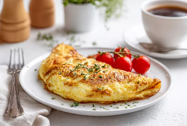 Омлет с хрустящей сырной корочкой: завтрак мечты за 5 минут